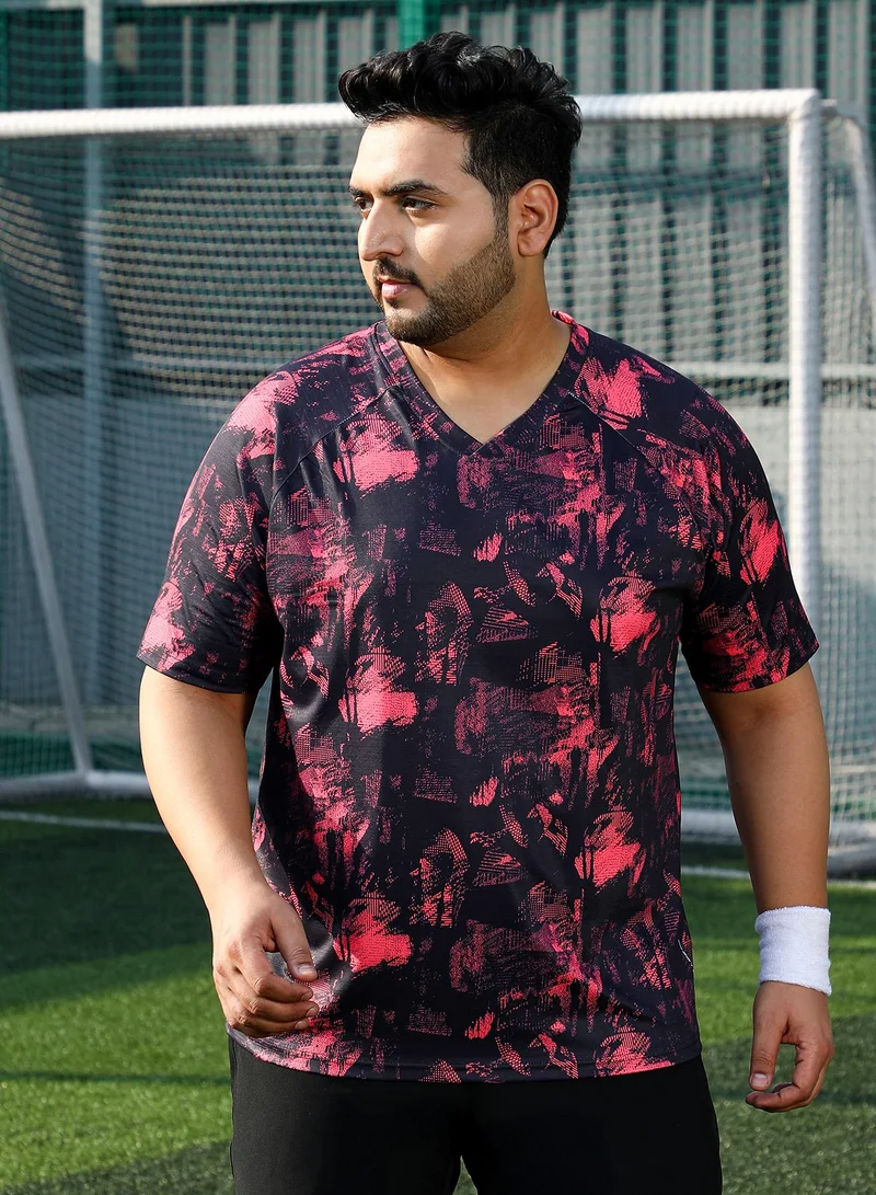انستافاب بلس تيشيرت رجالي Instafab Plus مطبوع برسومات تجريدية أحمر قرمزي وأسود منتصف الليل للملابس الكاجوال | رقبة V | أكمام قصيرة | مقاس كبير بياقة مريحة للارتداء اليومي