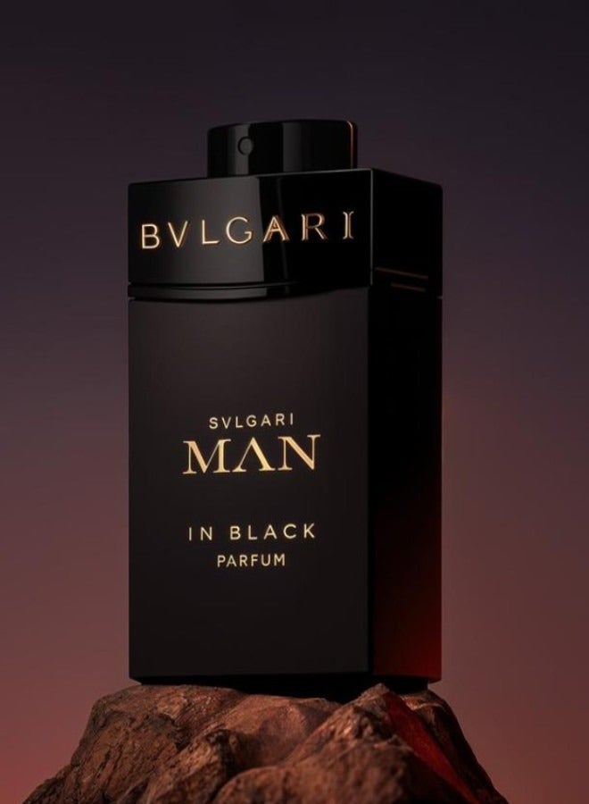 رجل في الأسود عطر