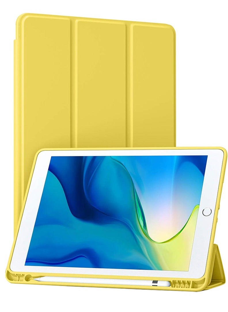 ثيودور حافظة متوافقة مع جهاز iPad مقاس 10.2 بوصة 2021/2020/2019، حافظة ذكية لجهاز iPad من الجيل التاسع/الثامن/السابع مع حامل قلم، حافظة واقية مع ظهر ناعم من مادة TPU، غطاء للنوم/الإيقاظ التلقائي، أصفر - Image 1