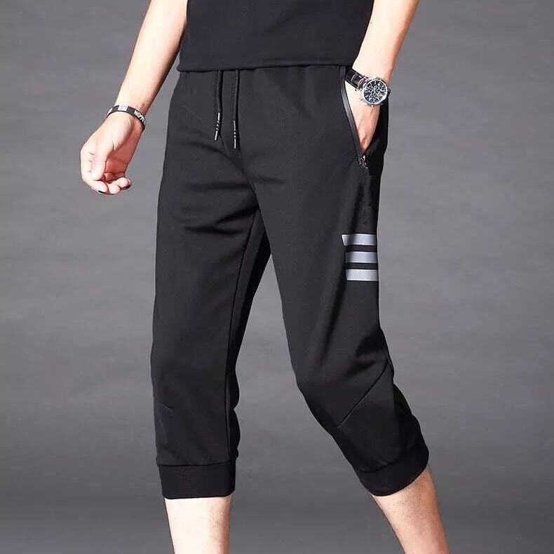 شورتات كاجوال سريعة الجفاف للرجال صيفية جديدة فضفاضة تناسب جميع الأشكال بنطلون هارين للطلاب بنطلونات كابري رياضية جلدية مزودة بثلاثة خطوط قصير