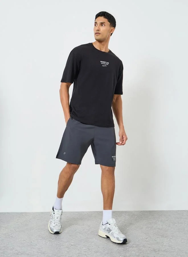 ستايلي اكتيف تيشيرت بقصة واسعة وطبعة أمامية صغيرة للرجال