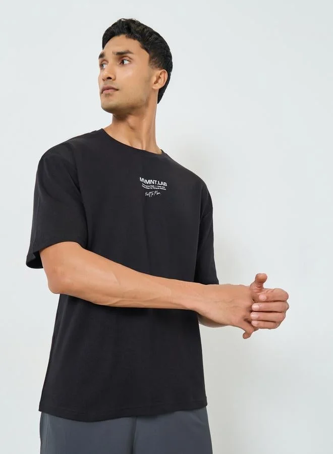 ستايلي اكتيف تيشيرت بقصة واسعة وطبعة أمامية صغيرة للرجال