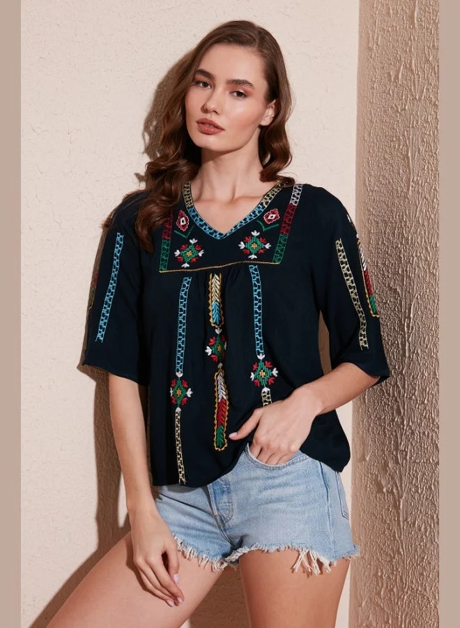 ليلا بلوزة قطنية ليلى مطرزة بقصة عادية للنساء