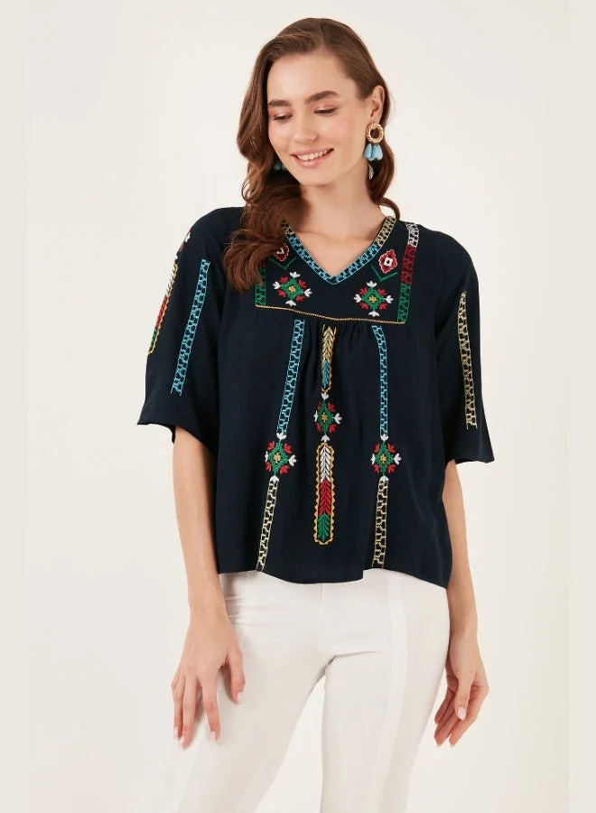 ليلا بلوزة قطنية ليلى مطرزة بقصة عادية للنساء