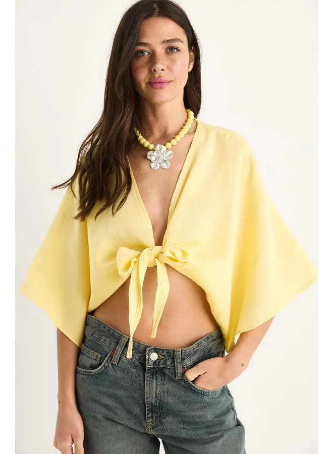 جينجر بلوزة بياقة على شكل حرف  وربطة أمامية