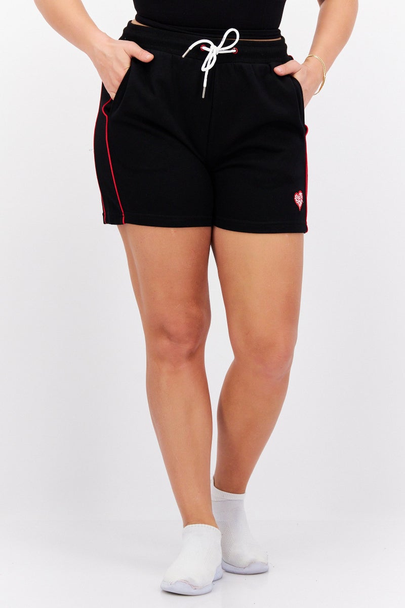 ELVIS شورت أساسي بسحاب جانبي مع رقعة قلب للنساء، أسود - Image 1