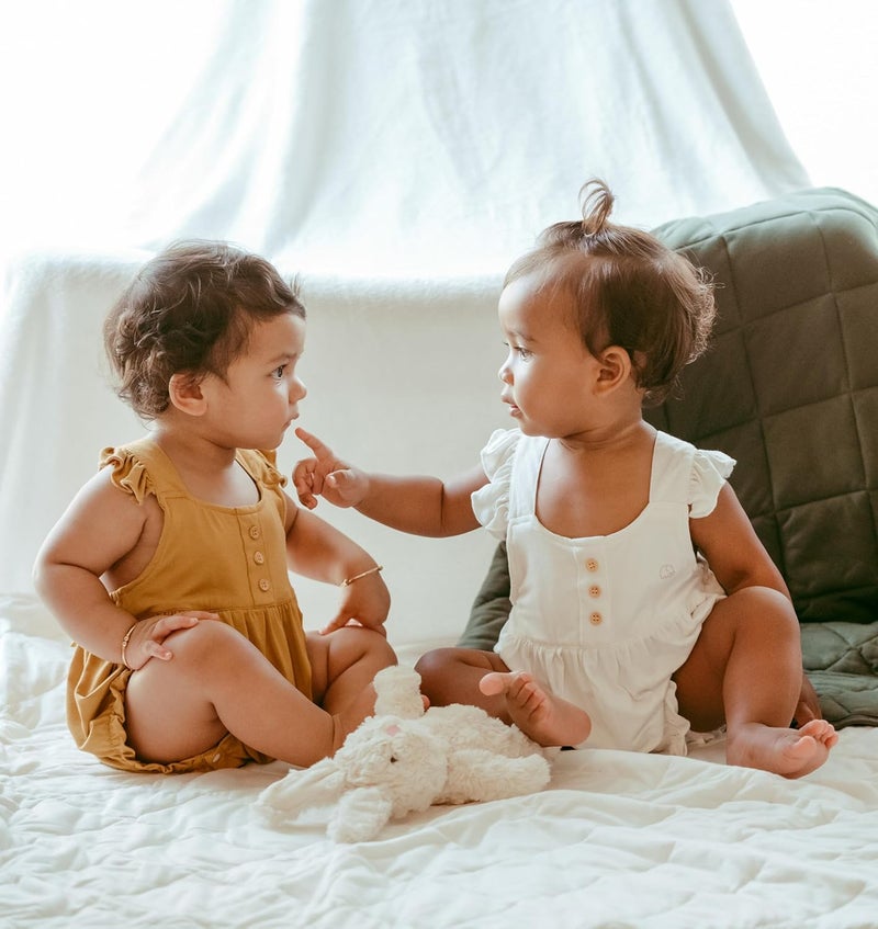 Anvi Baby بدلة أنفي بيبي ذات الكشكشة باللون الأبيض من 6-12 شهر - Image 5