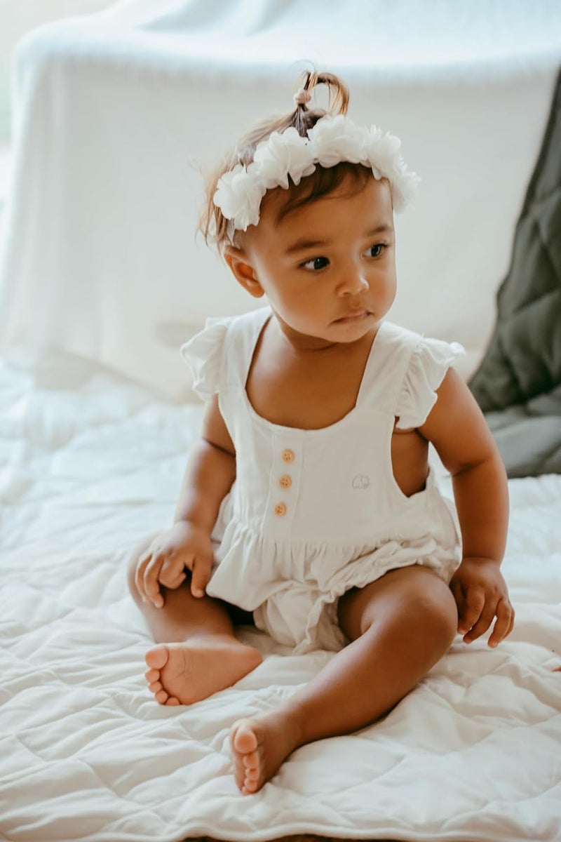 Anvi Baby بدلة أنفي بيبي ذات الكشكشة باللون الأبيض من 6-12 شهر - Image 4