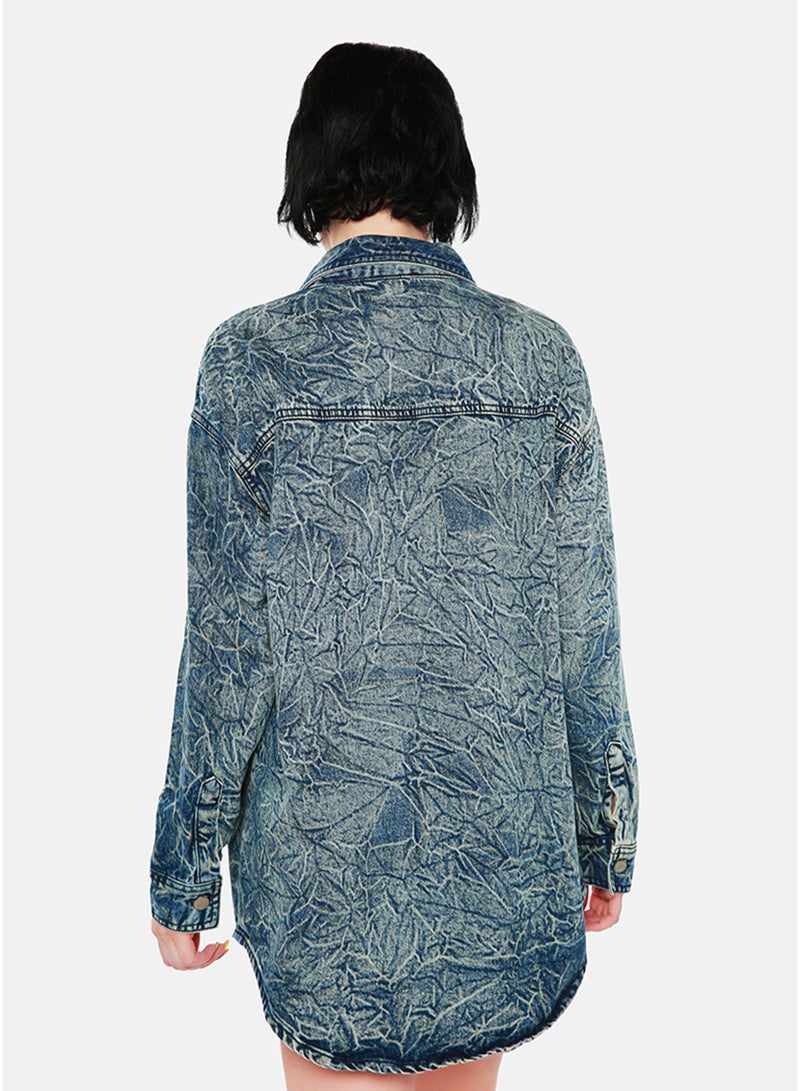 London Rag Women's Wrinkled Acid Wash Denim Shacket in Dark Blue - Image 4