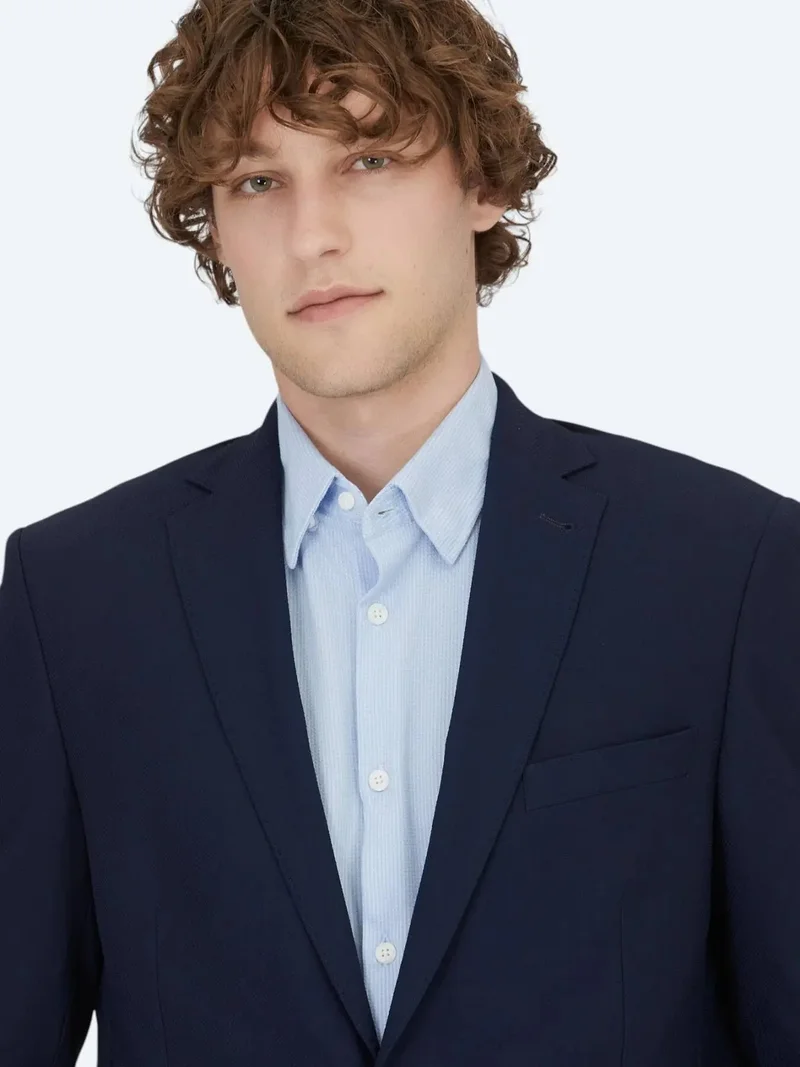 كيب جاكيت أزرق داكن بنقوش، بقصة عادية