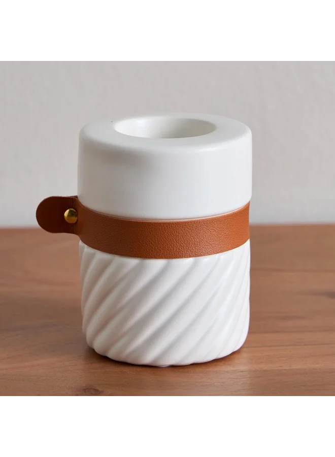 هوم بوكس حامل شموع سيراميك تيلدن بنصف ضلع وشريط بولي يوريثان ٨.٥ × ٨.٥ × ١١ سم