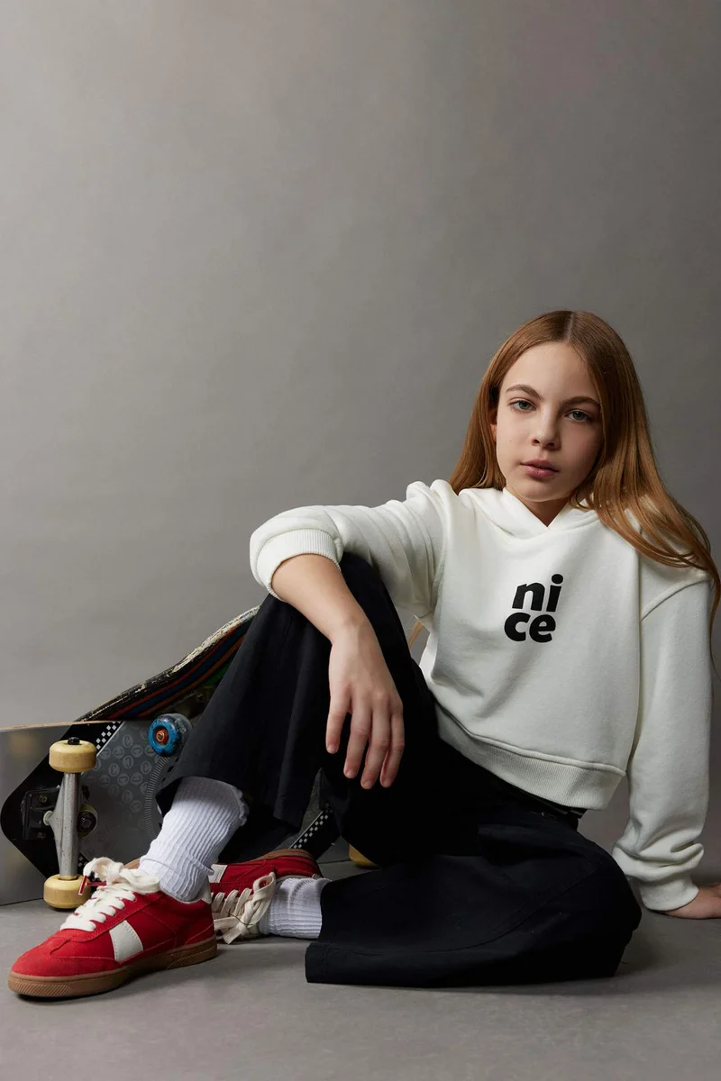 ديفاكتو Girl Relax Fit Printed Hoodie
