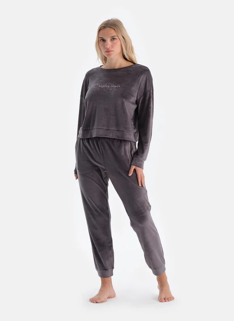 dagi Slogan Print T-shirt & Trousers Pajama Set Crew Neck Velvet Mid Rise Oversized Sleepwear