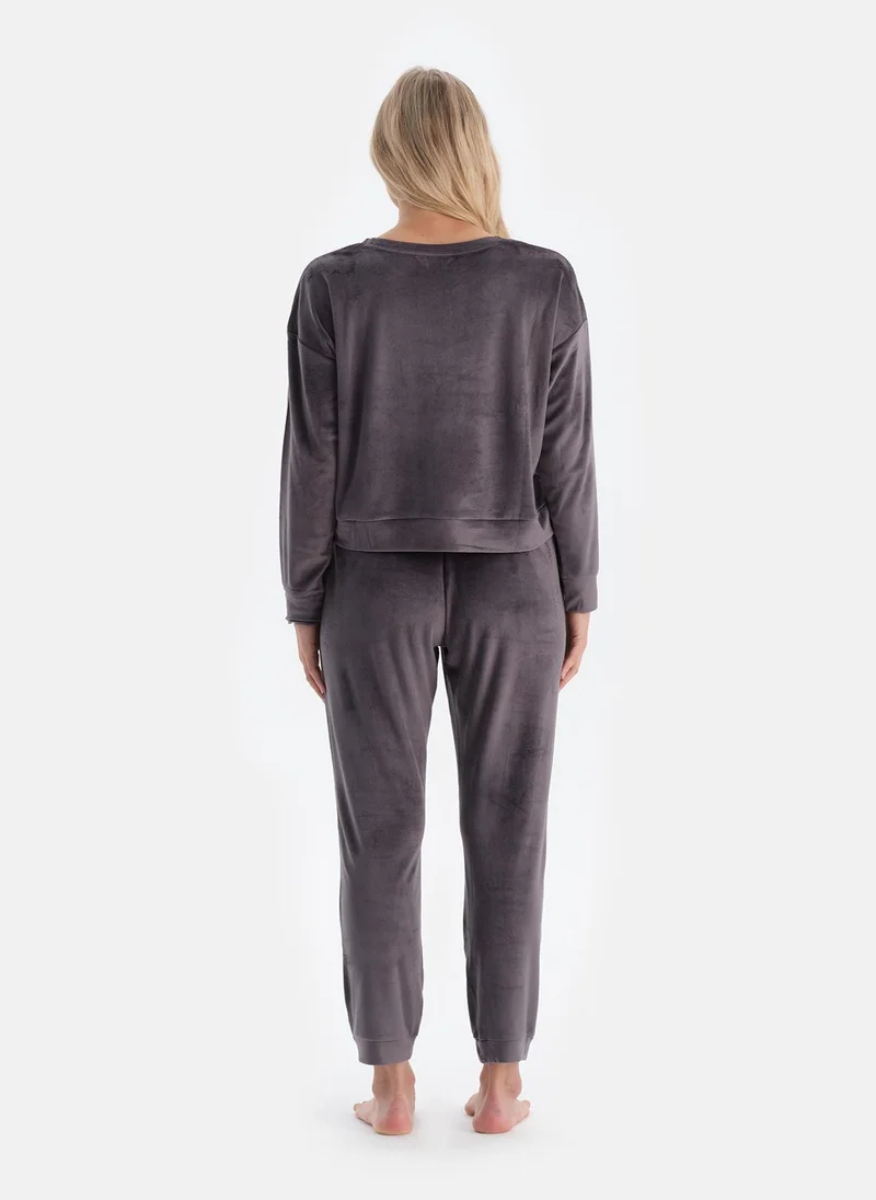 داجي Slogan Print T-shirt & Trousers Pajama Set Crew Neck Velvet Mid Rise Oversized Sleepwear