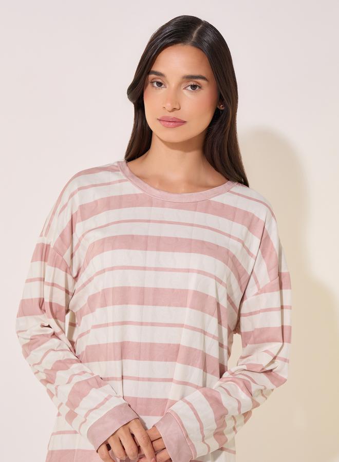 تايك تو طقم بيجامة وتيشيرت بياقة مستديرة مخطط بنسيج مميز - Image 3