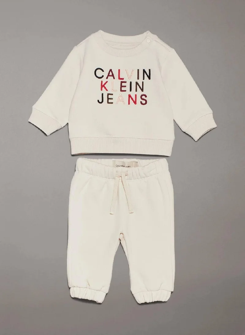 كالفن كلاين جينز بدلة رياضية للأطفال حديثي الولادة من الصوف مزينة بشعار كلفن كلاين