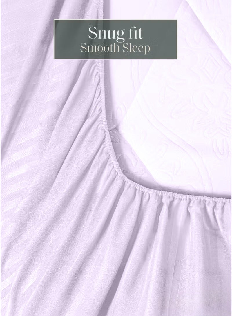 إي وورلد طقم لحاف مخطط فاخر لكل المواسم – طقم 4 قطع باللون الليلكي | حجم كينغ 220×240 سم | فائق النعومة، مقاوم للتجاعيد ومصنوع في دبي | يشمل غطاء لحاف، ملاءة مطاطية (200×200 سم) و2 كيس وسادة (50×70 سم) - Image 4