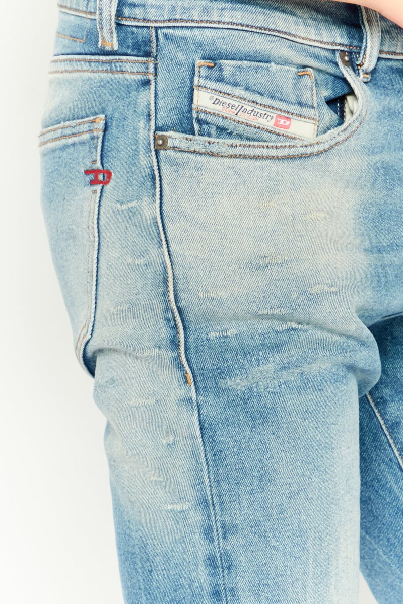 DIESEL جينز مغسول للرجال بقصة ضيقة، خصر متوسط، ساق ضيقة، أزرق - Image 3