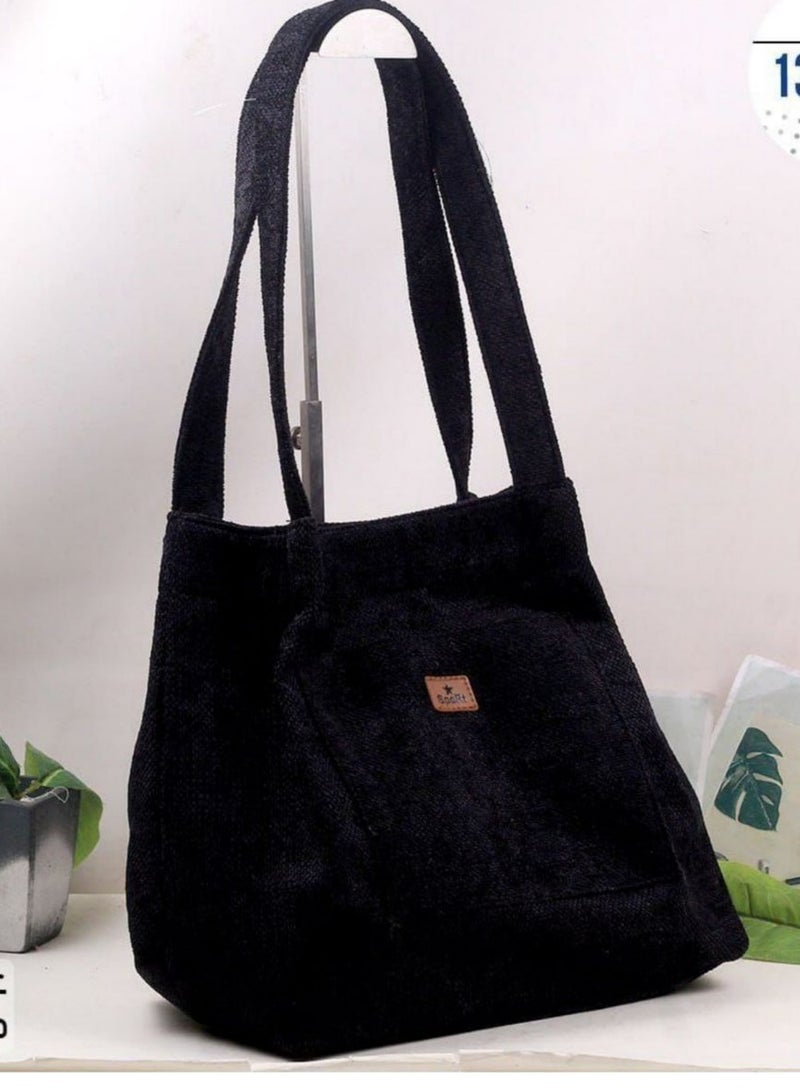 A chic women's bag with an attractive and elegant shape, black in colour - Image 3