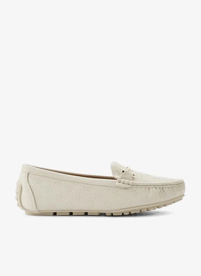 لو كونفورت أحذية نسائية بدون كعب بنقش شعار