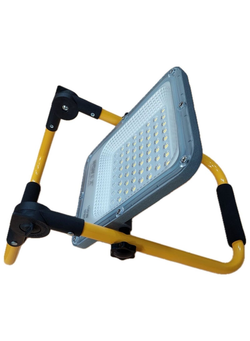 نوفيكس مصباح NOVEX الكشّاف القابل للشحن بقوة 100 واط مع حامل – NPFL-100W إضاءة فائقة السطوع. محمول. مقاوم للماء. مثالي للتخييم والاستخدام الخارجي.  مصباح NOVEX الكشّاف المحمول القابل للشحن بقدرة 100 واط هو شريكك المثالي للتخييم، وحالات الطوارئ، ومواقع العمل، والسفر، والاحتياجات المنزلية الاحتياطية، والمغامرات الخارجية. مزوّد بمصابيح LED عالية السطوع، ووضعَي إضاءة، وحامل قوي، ليمنحك أقصى إضاءة متى وأينما احتجت إليها. - Image 4