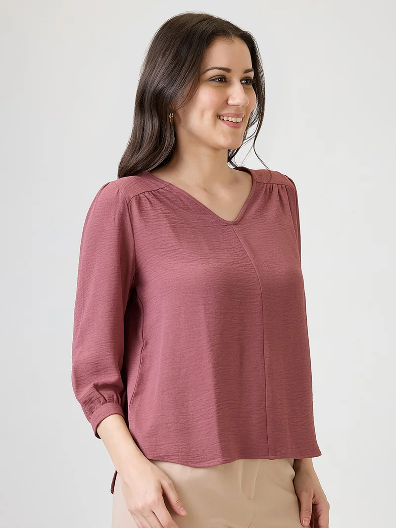 جلو باص بلوزة نسائية وردية بتصميم ذاتي وياقة على شكل حرف  وتفاصيل مجمعة للعمل