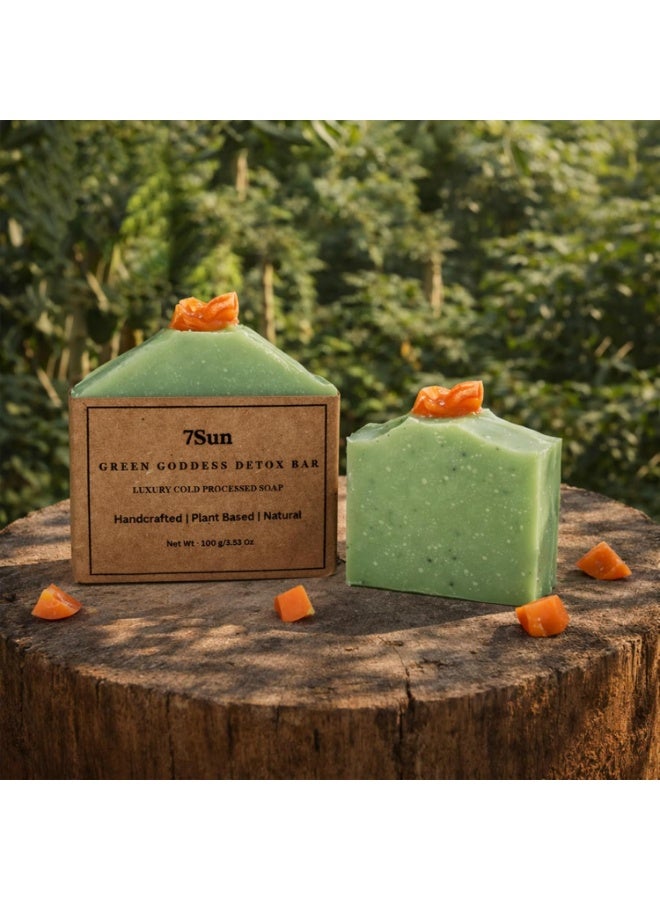 7 صن صابونة "Green Goddess" من 7SUN لإزالة السموم | صابون فاخر مصنوع يدوياً بطريقة المعالجة الباردة | صابون بالطين الأخضر الفرنسي وزيت شجرة الشاي | منظف يوازن البشرة الدهنية، ويمنحها إشراقاً وحيوية - 100 جم - Image 2