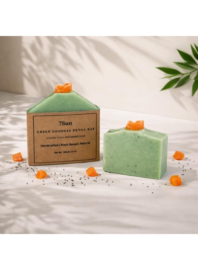 7 صن صابونة "Green Goddess" من 7SUN لإزالة السموم | صابون فاخر مصنوع يدوياً بطريقة المعالجة الباردة | صابون بالطين الأخضر الفرنسي وزيت شجرة الشاي | منظف يوازن البشرة الدهنية، ويمنحها إشراقاً وحيوية - 100 جم - Image 3
