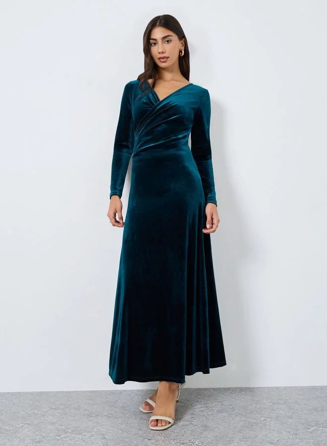 ستايلي فستان سهرة طويل بنمط لف ومظهر مخملي