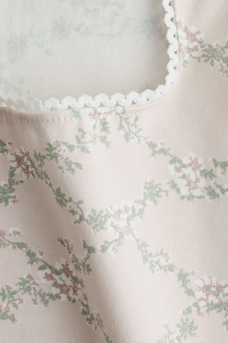 اتش اند ام بلوزة بدون أكمام مزينة بالبيكو