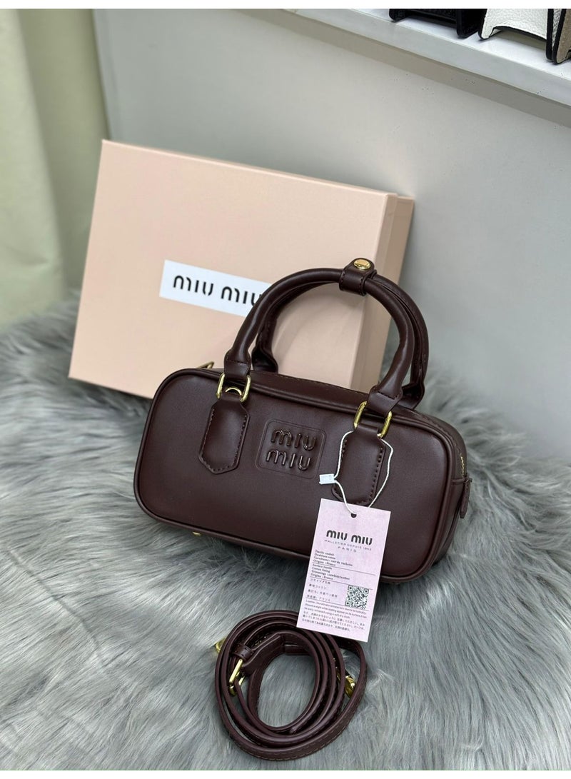 مياو مياو حقيبة صغيرة أنيقة من الجلد من ميو ميو