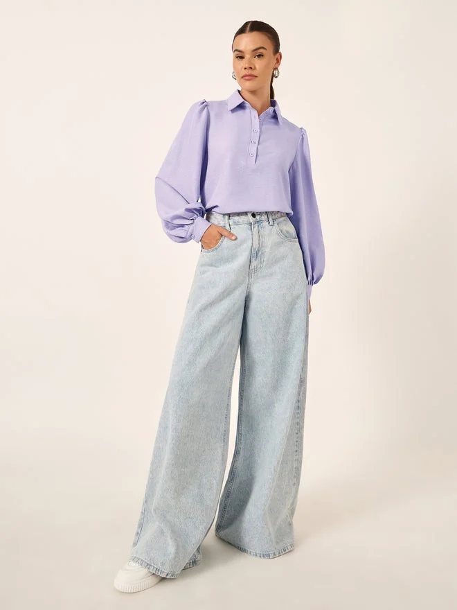 ستايلي قميص بياقة واسعة وأكمام بالون من نسيج مزخرف