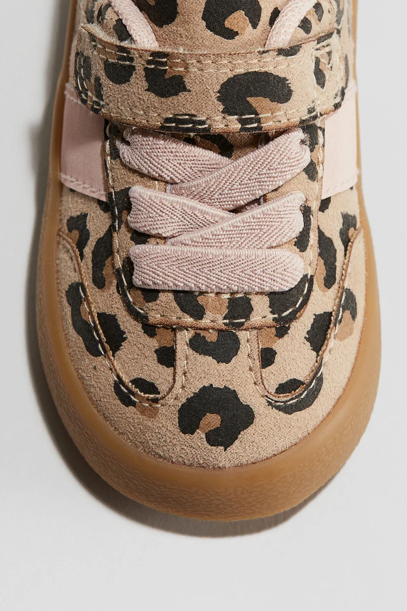 اتش اند ام حذاء رياضي