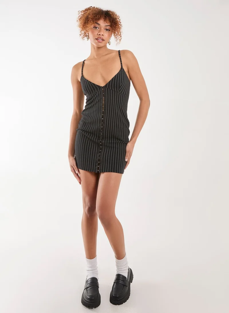 بينك فانيلا فستان قصير بنقوش مخططة وتفاصيل مثقوبة