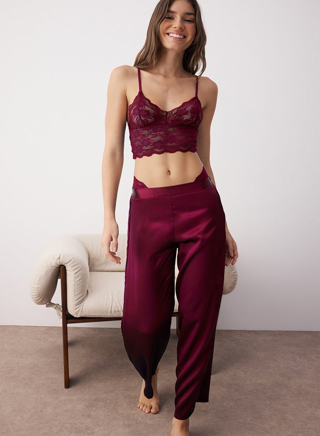 trendyol طقم مهر من 3 قطع بلون بورجوندي: حمالة صدر من الدانتيل، وسروال داخلي ساتان، وطقم بيجامة منسوجة - Image 3
