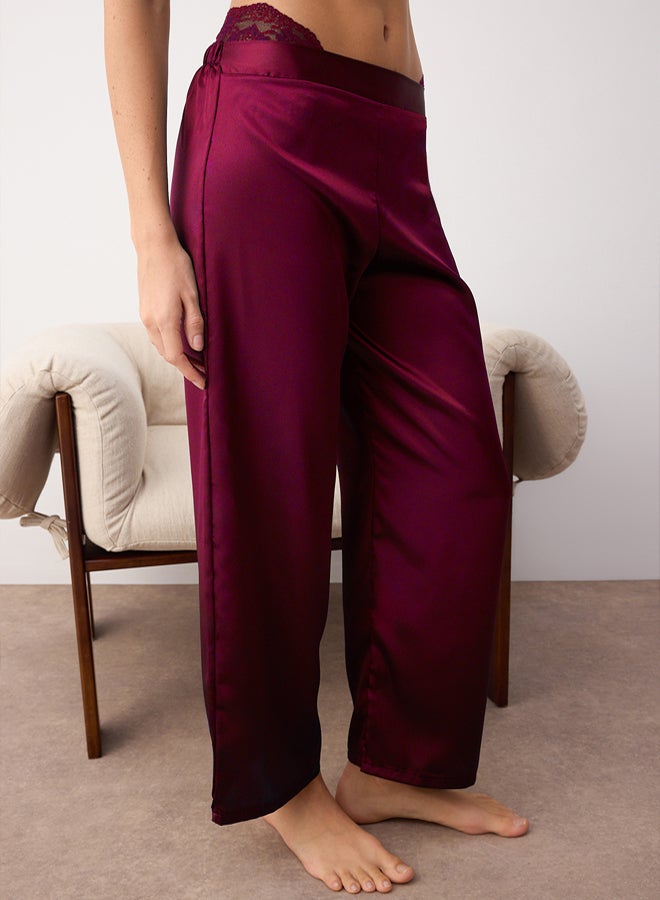 trendyol طقم مهر من 3 قطع بلون بورجوندي: حمالة صدر من الدانتيل، وسروال داخلي ساتان، وطقم بيجامة منسوجة - Image 4