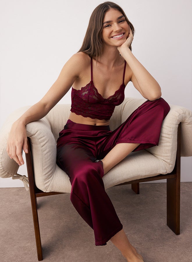 trendyol طقم مهر من 3 قطع بلون بورجوندي: حمالة صدر من الدانتيل، وسروال داخلي ساتان، وطقم بيجامة منسوجة - Image 1