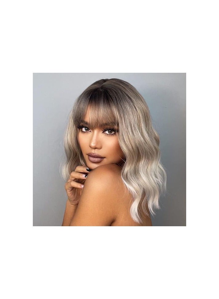 باروكة شعر صناعي قصير مموج ابيض اللون - Image 1