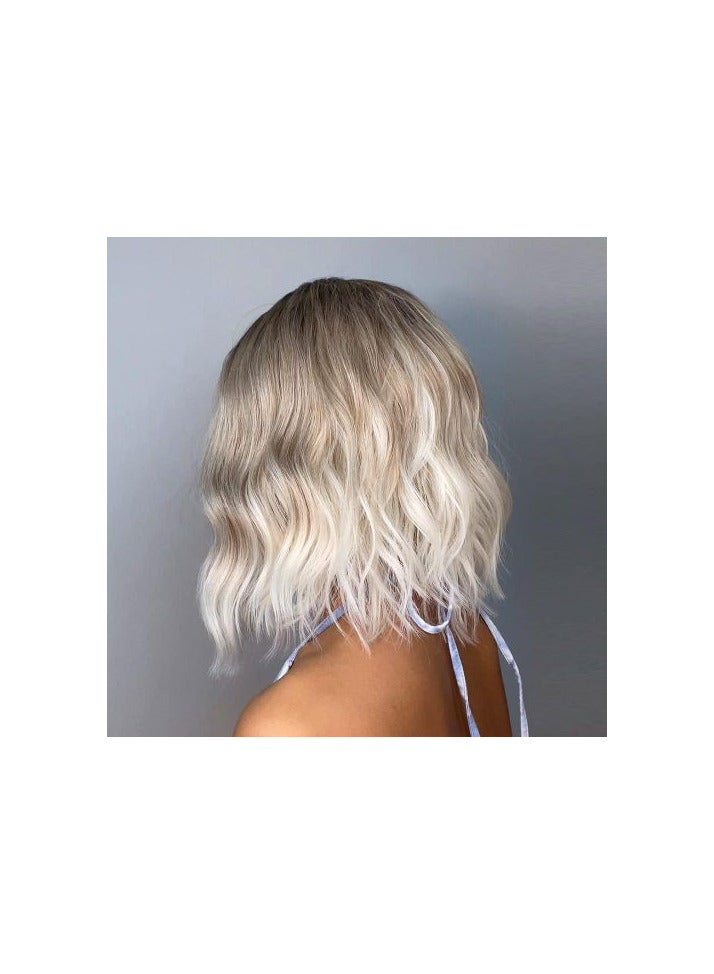 باروكة شعر صناعي قصير مموج ابيض اللون - Image 2