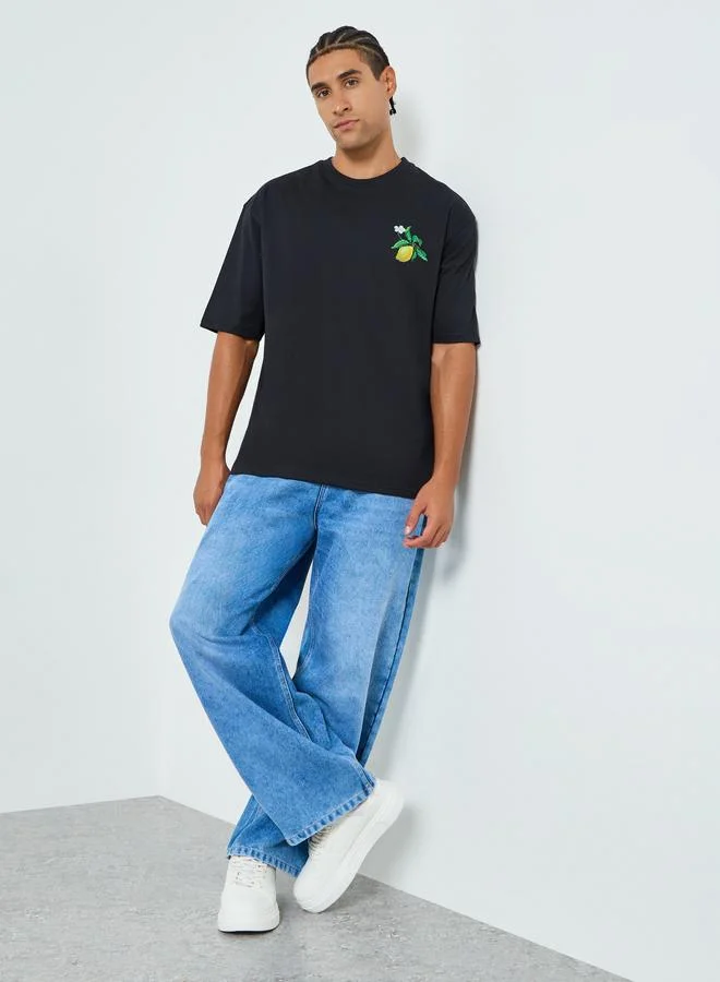 ستايلي تيشيرت رجالي أسود بطبعة جرافيك وقصة واسعة