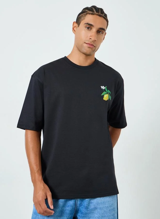 ستايلي تيشيرت رجالي أسود بطبعة جرافيك وقصة واسعة