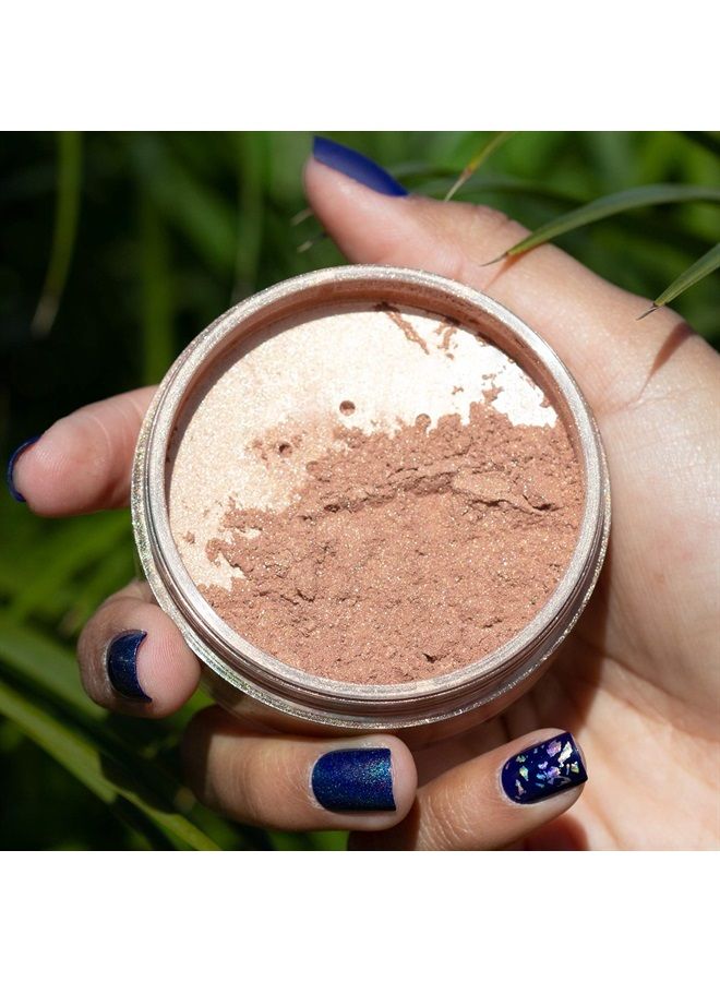 Cinema Secrets Ultralucent Illuminating Powder, Candlelight - Image 1