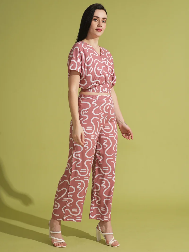 جلو باص بلوزة نسائية برقبة على شكل  بطبعة تجريدية مع بنطلون