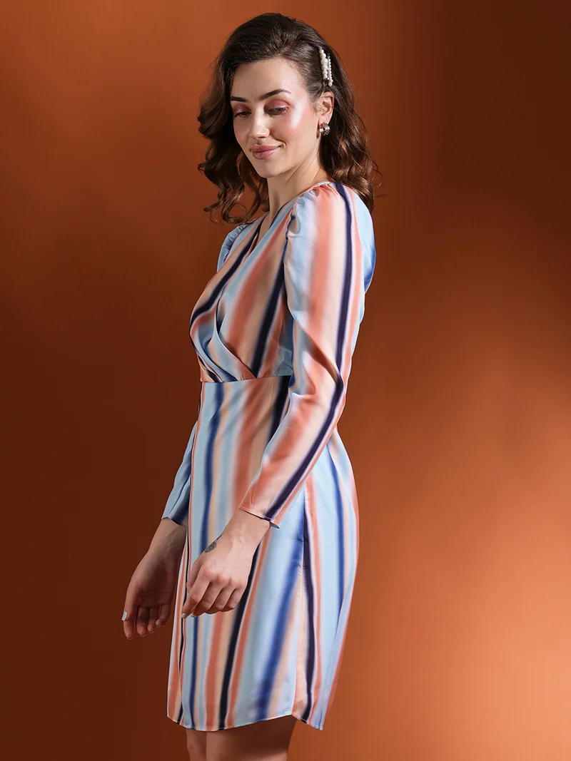 جلو باص فستان نسائي مخطط بياقة على شكل حرف  من الكريب بلف