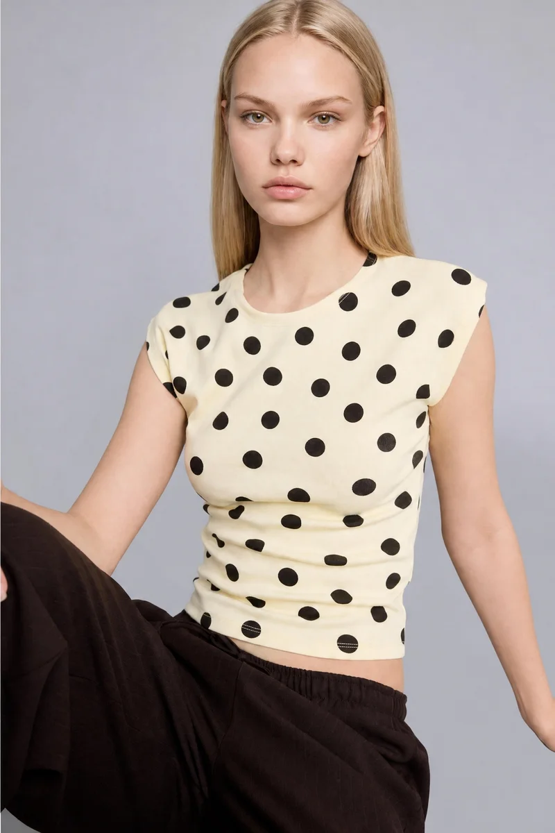 ديفاكتو T-shirt jaune clair à pois à col rond et manches courtes Coupe slim