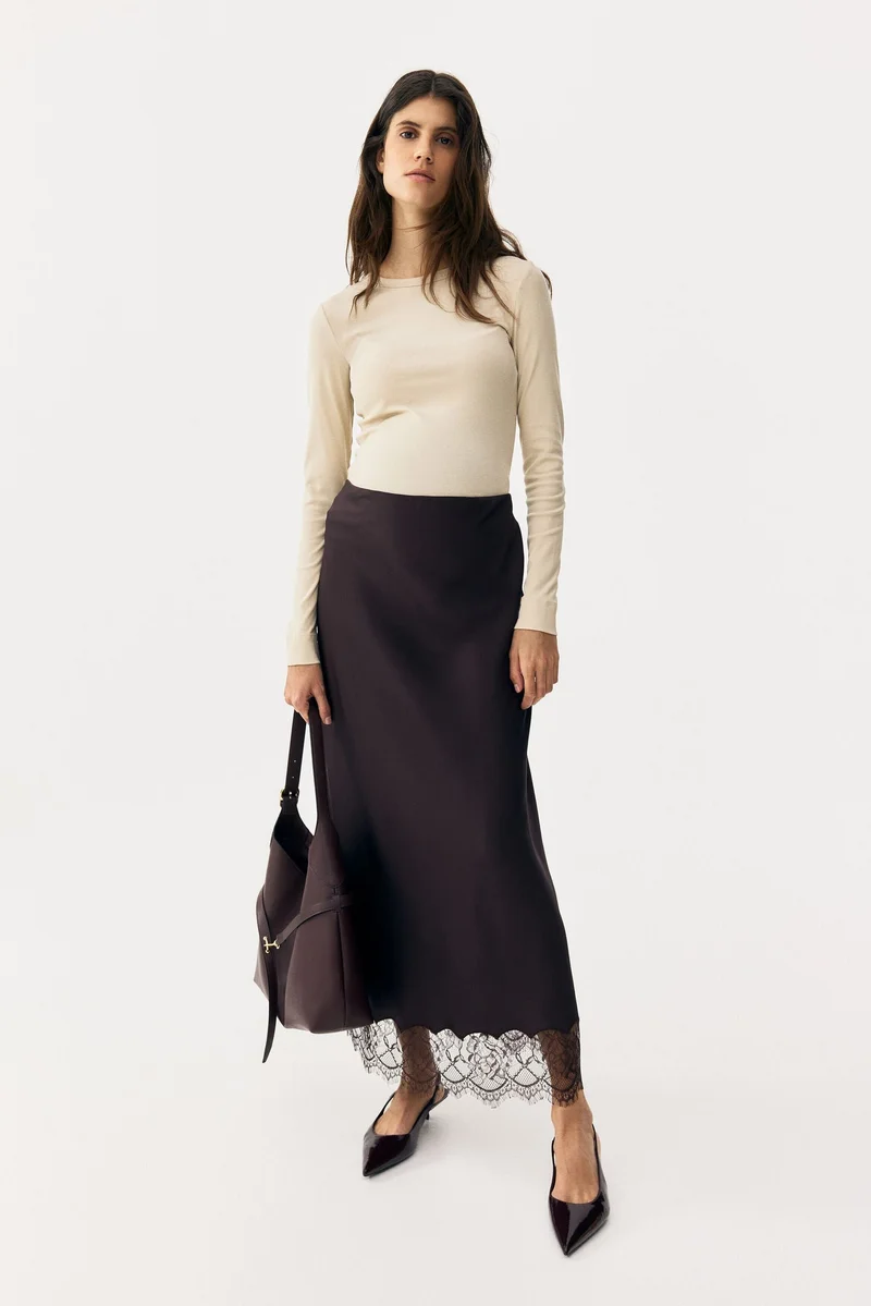 اتش اند ام تنورة ساتان بحواف دانتيل من تشكيلة ماما