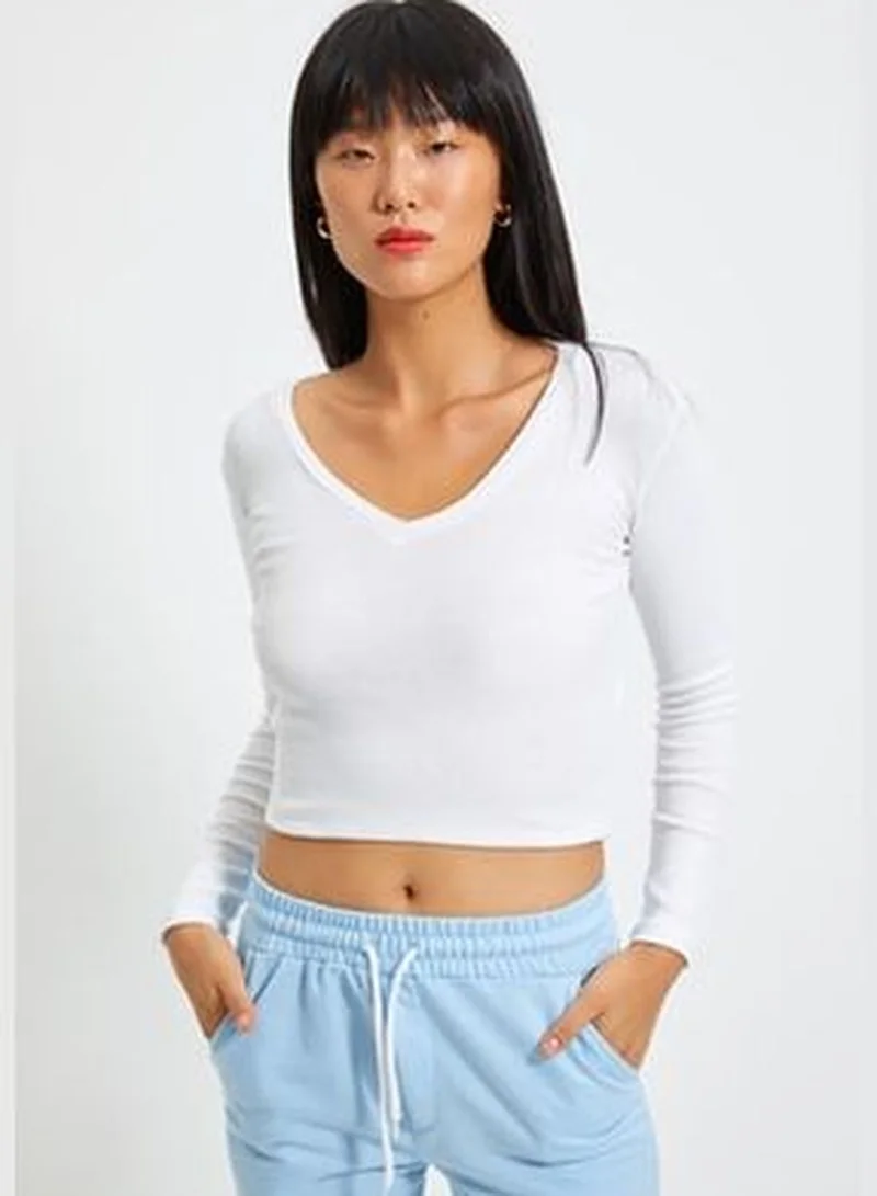 trendyol Black and White 2-Pack Crop Fitted V-Neck Ribbed Stretch Knit Blouse TWOAW22BZ0129
