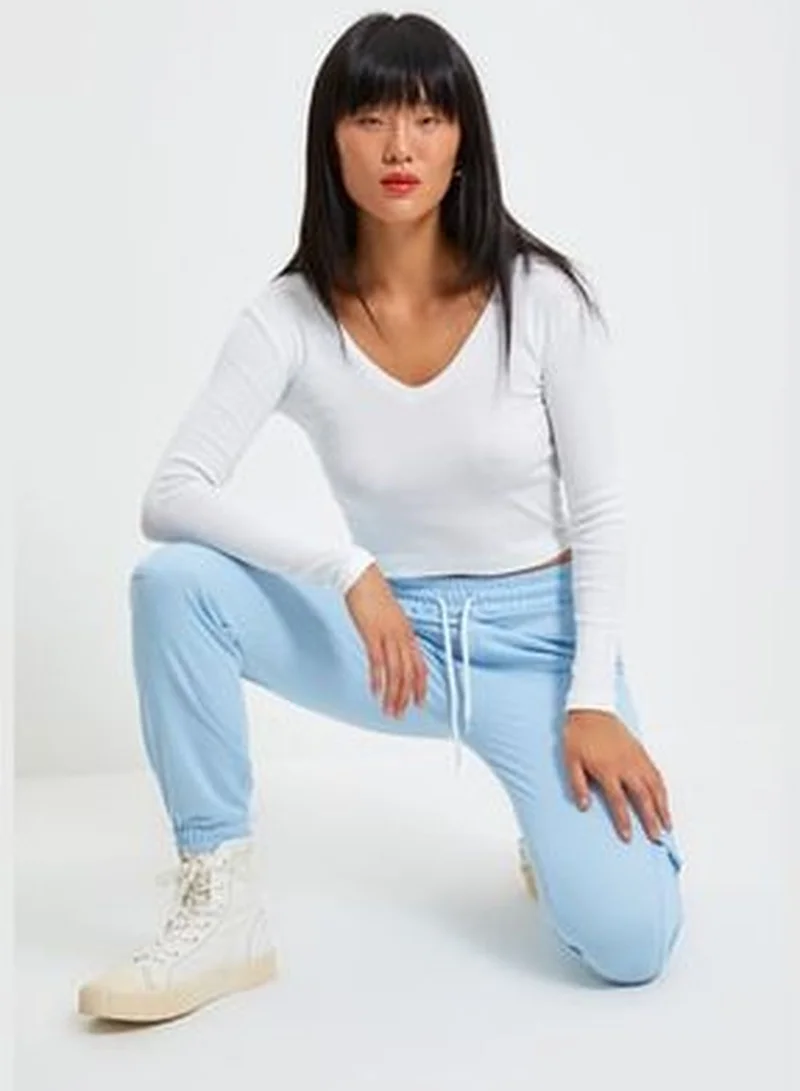trendyol Black and White 2-Pack Crop Fitted V-Neck Ribbed Stretch Knit Blouse TWOAW22BZ0129
