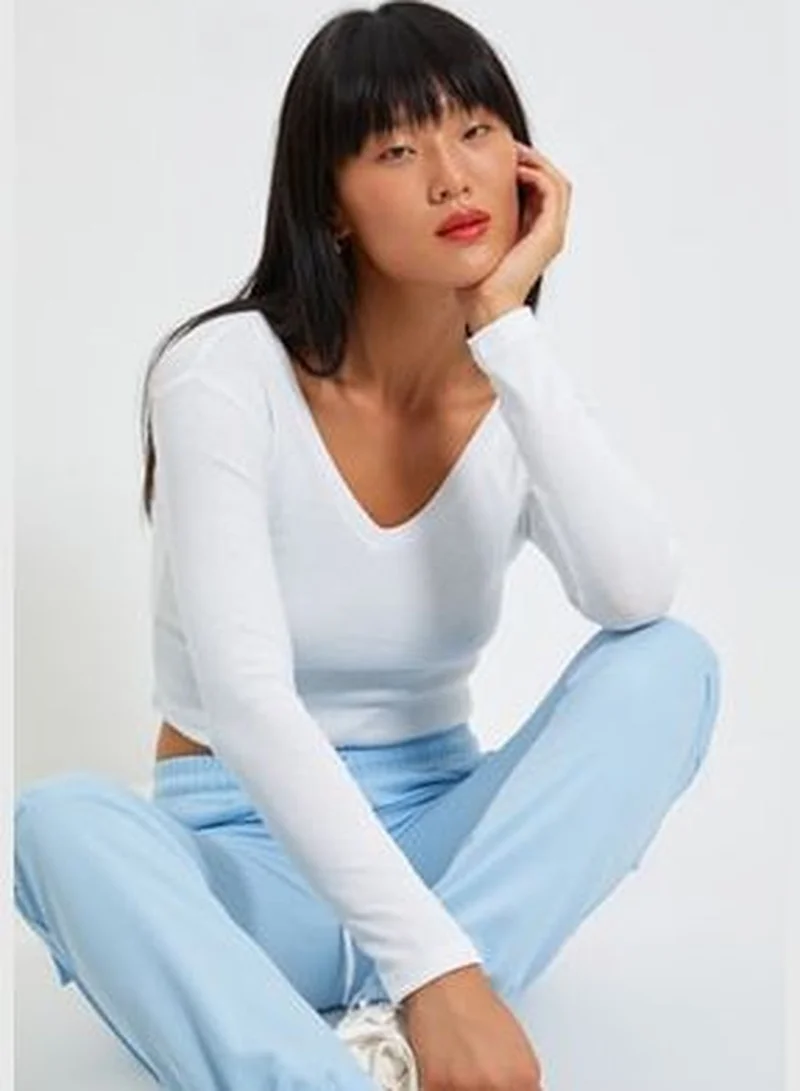 trendyol Black and White 2-Pack Crop Fitted V-Neck Ribbed Stretch Knit Blouse TWOAW22BZ0129