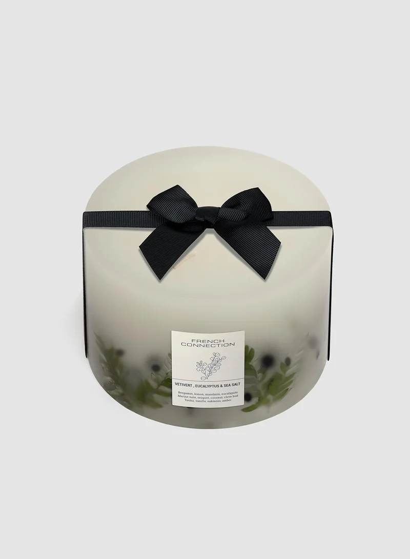فرنش كونكشن شمعة فيتيفر، أوكالبتوس وملح البحر بلمسة نباتية . كجم